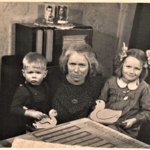 Pietje met moeder Bets en zus Betsie in het huis aan de Dahliastraat circa 1947