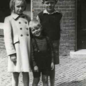 Zus Betsie, Pietje en neef Thomas van der Schans circa 1948