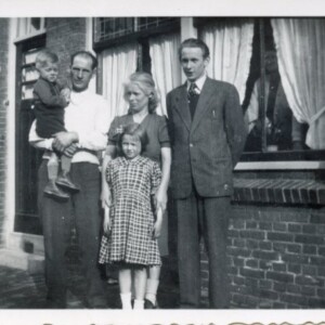 Pietje, pa Piet, zus Betsie, moeder Bets en broer Toon circa 1948