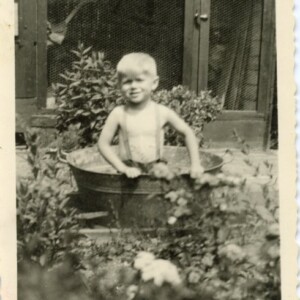 Pietje in de teil op een warme dag in de tuin aan de Dahliastraat in 1952