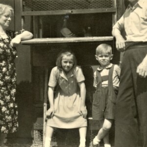 Ma Bets, zus Betsie, Pietje en pa in de tuin voor het duivenhok van pa aan de Dahliastraat in 1952