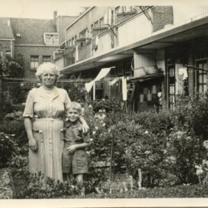 Moeder Bets en Pietje in de tuin aan de Dahliastraat circa 1953