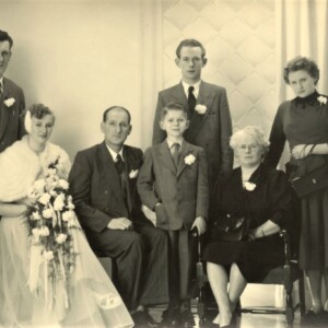 Broer Jan trouwt met schoonzus Gees met vader Piet, Pietje, broer Toon, moeder Bets en zus Betsie circa 1956