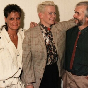 Een fan, zangeres Mathilde Santing en Piet in de kleedkamer van Gay Palace circa 1991