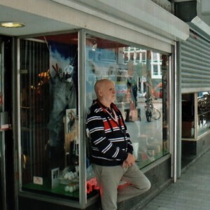 Piet voor de etalage van zijn winkel Gay Toys aan de Keerweer circa 2017 op de achtergrond Café Keerweer