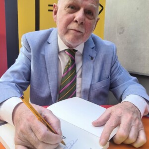 Auteur Piet Gamelkoorn signeert zijn boek Pietje, een Rotterdamse jongen bij boekhandel Donner op 27 maart 2022.