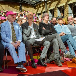Links Bep Gamelkoor, Piet Gamelkoor, Said Kasmi, Hugo Bongers, Frans Meijer op de 1e rij bij de presentatie van het boek Pietje, een Rotterdamse jongen bij boekhandel Donner op 27 maart 2022.