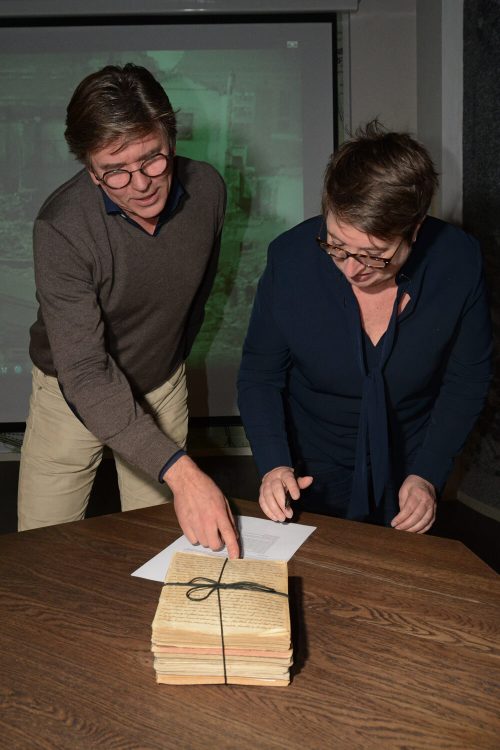 In november 2022 werd in Museum Rotterdam ’40-’45 NU werd door Petra Houmes de overdracht van de oorlogsdagboeken ondertekend en vond de fysieke overdracht plaats aan René van Heijningen collectie- en informatiespecialist van het NIOD.